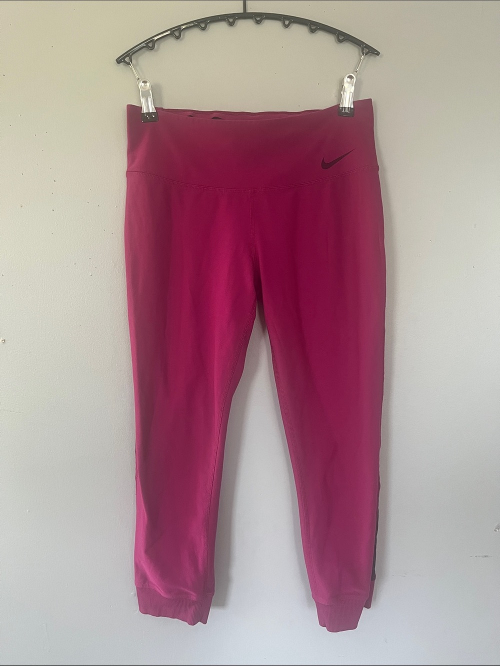 Nike Bright Magenta Cropped Performance Leggings Small
